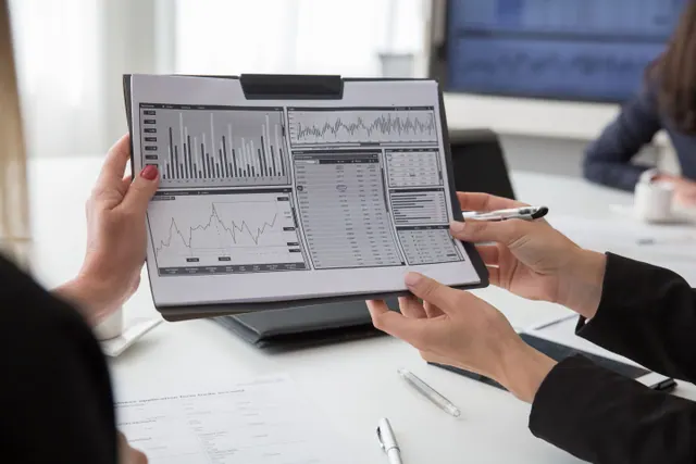 Equipo de trabajo analizando paneles de datos empresariales en una oficina