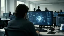 Una persona trabaja ante monitores con interfaces de inteligencia artificial
