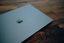 Portátil MacBook cerrado sobre una mesa de madera