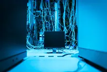 Sala de servidores con un monitor rodeado de cables