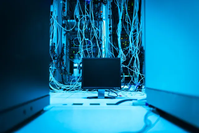 Sala de servidores con un monitor rodeado de cables