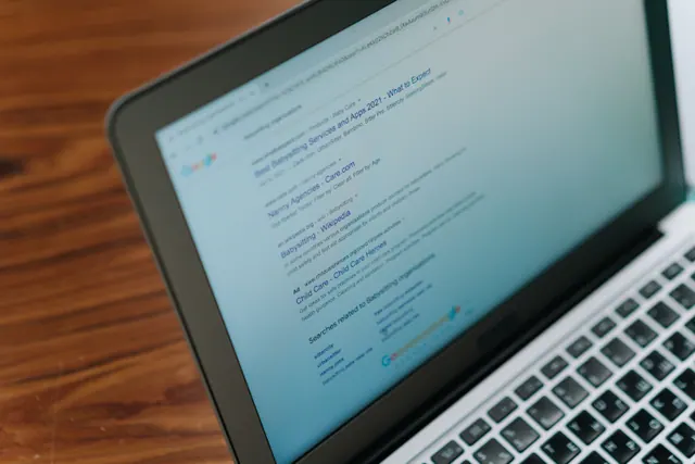 Portátil abierto sobre una mesa mostrando un navegador web