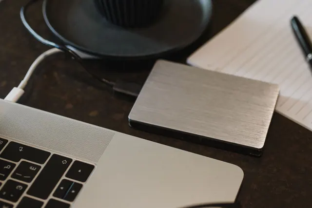 Portátil con Windows mostrando el uso del disco duro y el espacio de almacenamiento disponible
