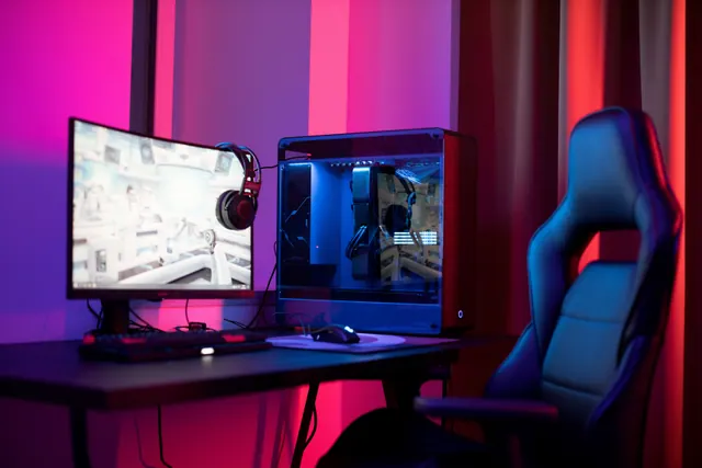 Escritorio gamer con monitor, torre de PC y silla ergonómica