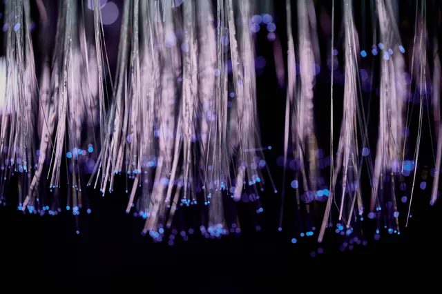 Cables de fibra óptica iluminados en tonos morados y azules