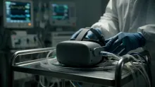 Una persona con guantes sostiene unas gafas de realidad virtual en un laboratorio
