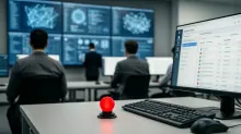 Esfera luminosa roja sobre escritorio en sala de control con monitores y trabajadores