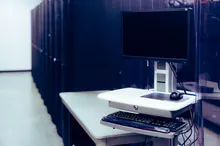 Estación de trabajo con monitor y teclado en un centro de datos
