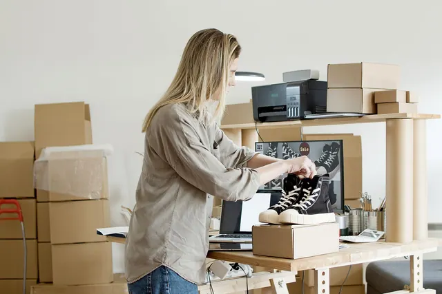 Emprendedora preparando pedidos de su tienda online en su casa