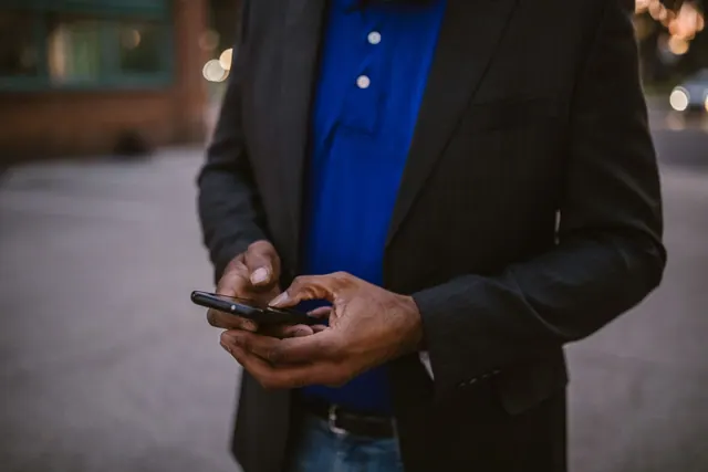 Usuario revisando un mensaje de WhatsApp en la pantalla de su móvil