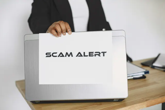 Portátil con una advertencia de seguridad en pantalla que ilustra un ataque de phishing