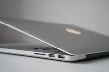 Portátil fino y cerrado sobre una mesa de trabajo