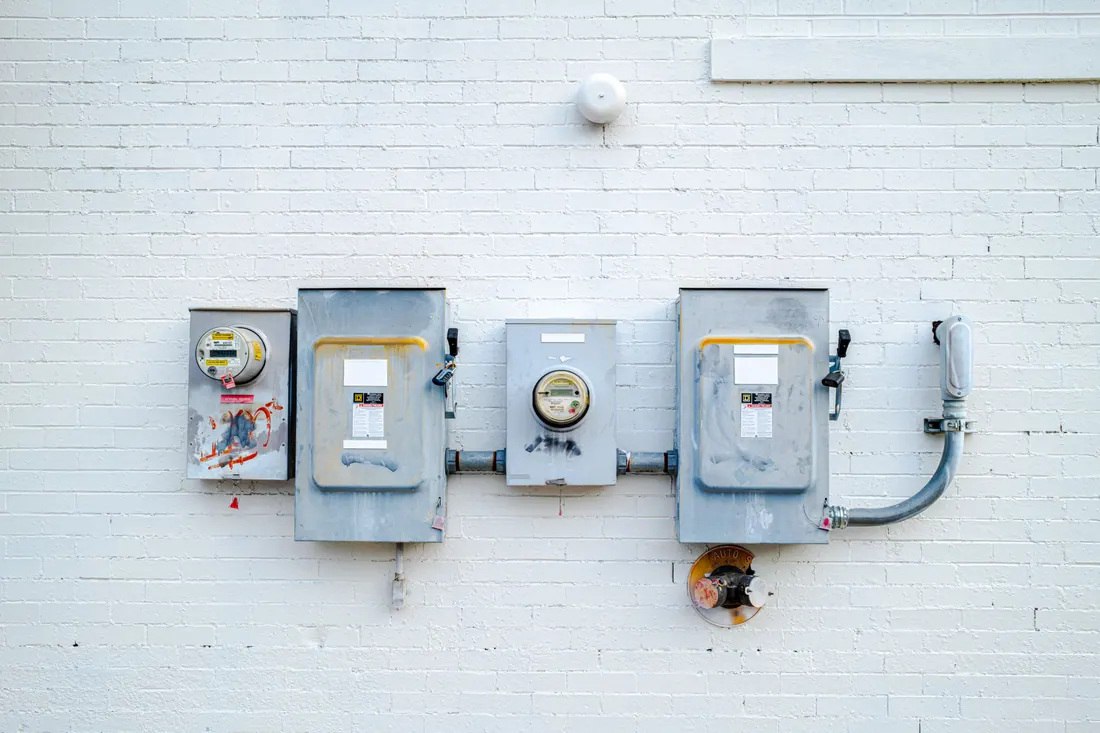 Contador eléctrico y cuadro de interruptores en la pared de una vivienda