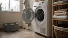 Secadora de ropa blanca con puerta abierta en una lavandería doméstica