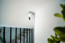 Cámara de videovigilancia instalada en la esquina de un techo interior