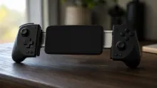 Smartphone con dos mandos de videojuego negros acoplados a los laterales