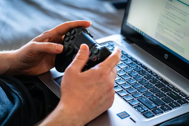 Mando de videojuegos frente a una pantalla con un juego de plataformas en 3D