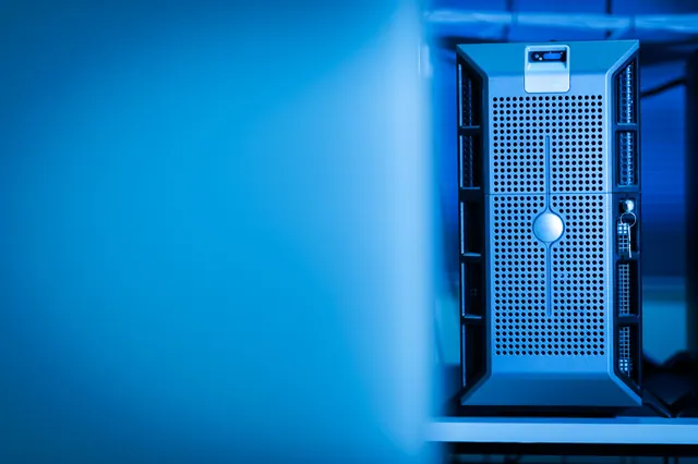 Servidor informático en un centro de datos con iluminación azul
