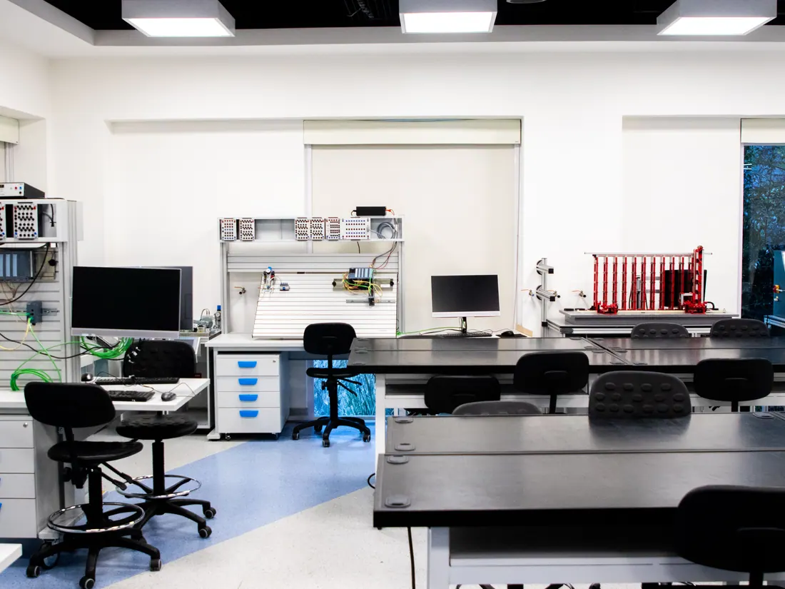 Un laboratorio de electrónica vacío con mesas y equipos técnicos
