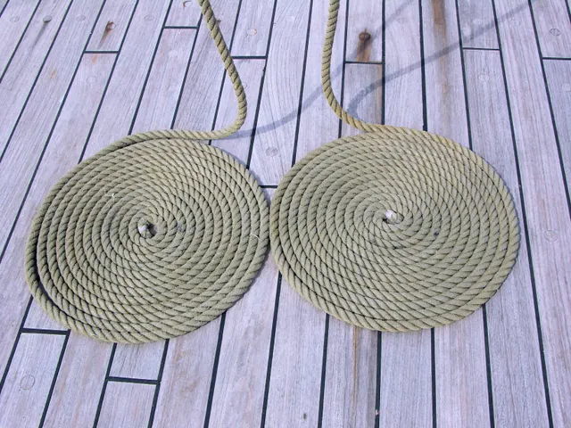 Bobina de cable submarino de fibra óptica en la cubierta de un barco