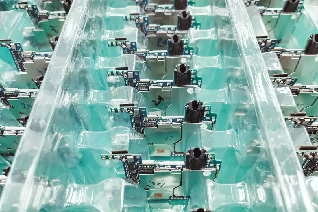 Placas de circuito electrónico organizadas en bandejas de producción