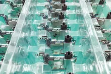 Placas de circuito electrónico organizadas en bandejas de producción