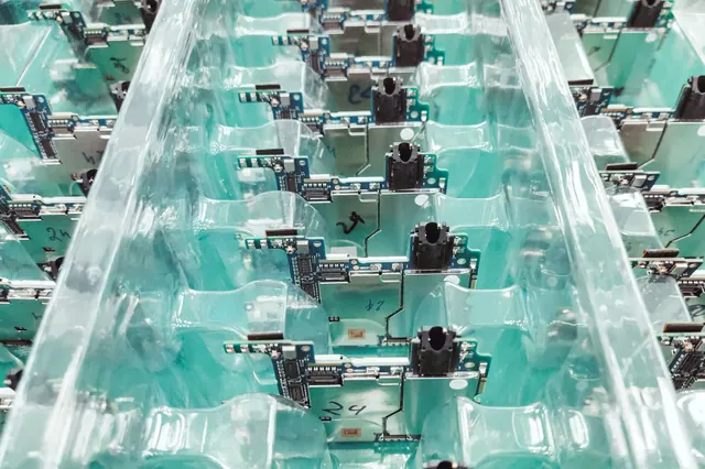 Placas de circuito electrónico organizadas en bandejas de producción