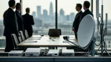 Grupo de personas en una sala de reuniones de un rascacielos con vistas a la ciudad