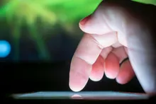 Un dedo toca la pantalla de una tableta