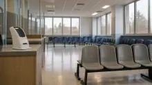 Sala de espera de una clínica u hospital con sillas de espera y mostrador