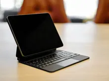 Una tableta con funda teclado sobre una mesa de madera