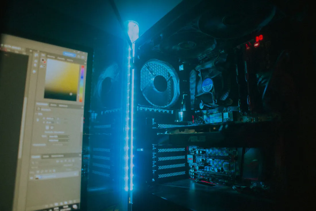 Tarjeta gráfica instalada en un PC de sobremesa para juegos con iluminación RGB