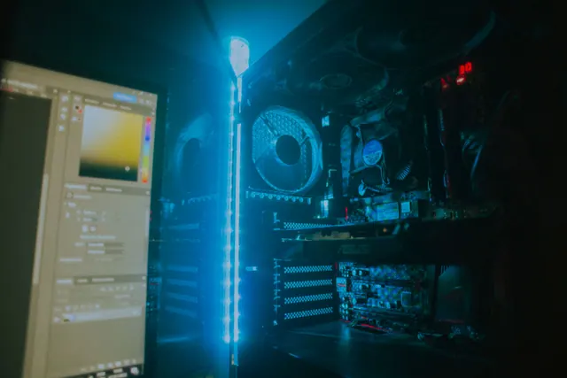 Tarjeta gráfica instalada en un PC de sobremesa para juegos con iluminación RGB