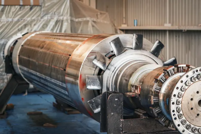 Componente cilíndrico metálico industrial de gran tamaño en un taller