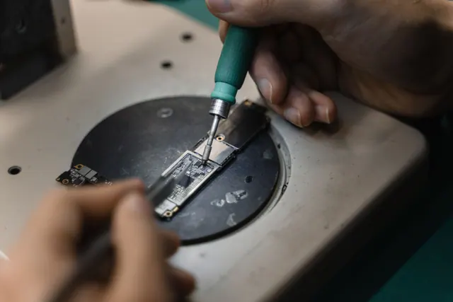 Reparación de un circuito electrónico con un destornillador de precisión