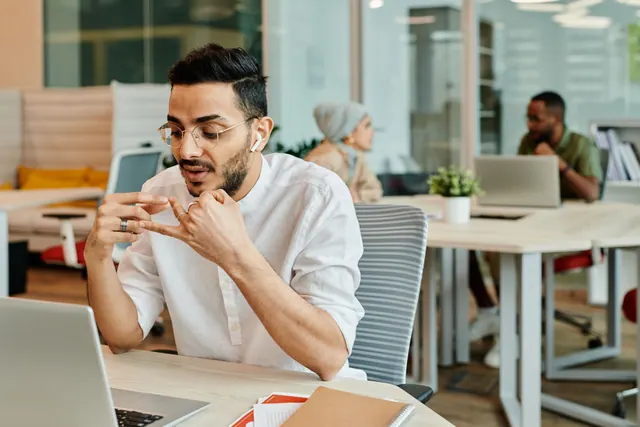 Auriculares inalámbricos sobre una mesa de reuniones en una oficina