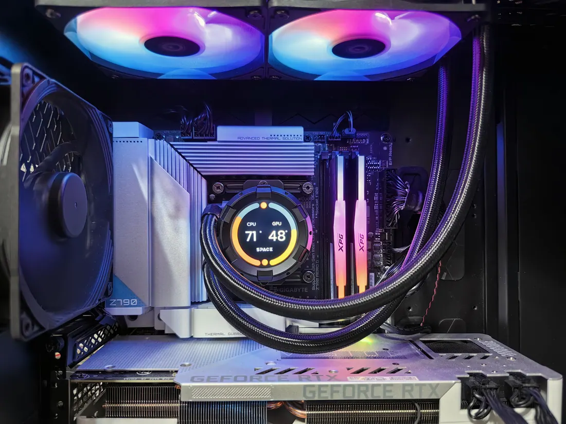 Interior de un PC de sobremesa con refrigeración líquida e iluminación RGB