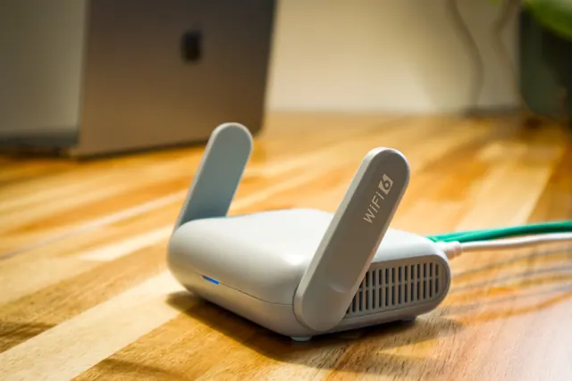 Router WiFi doméstico con antenas sobre una mesa en un salón