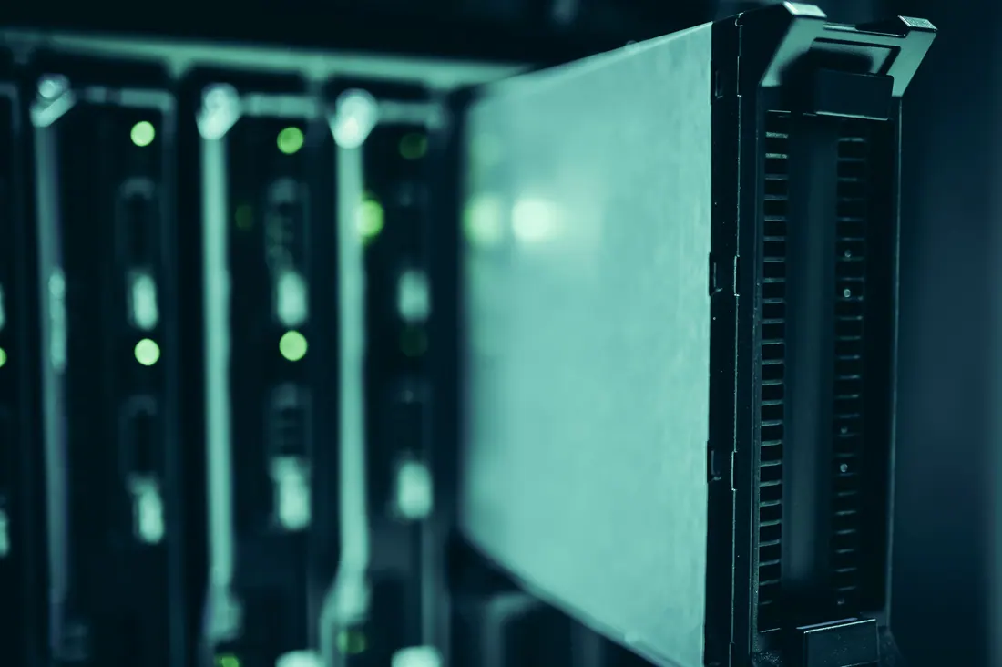 Pasillo de un gran centro de datos con racks de servidores iluminados