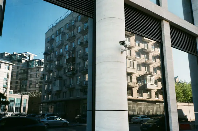 Cámara de videovigilancia instalada en la fachada de un edificio urbano