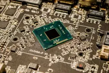 Primer plano de un chip electrónico sobre una placa base