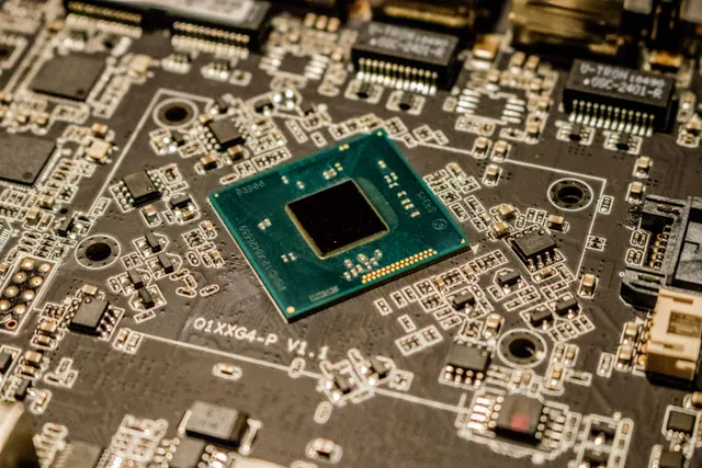 Primer plano de un chip electrónico sobre una placa base