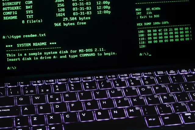 Portátil sobre una mesa con una terminal de comandos abierta en pantalla
