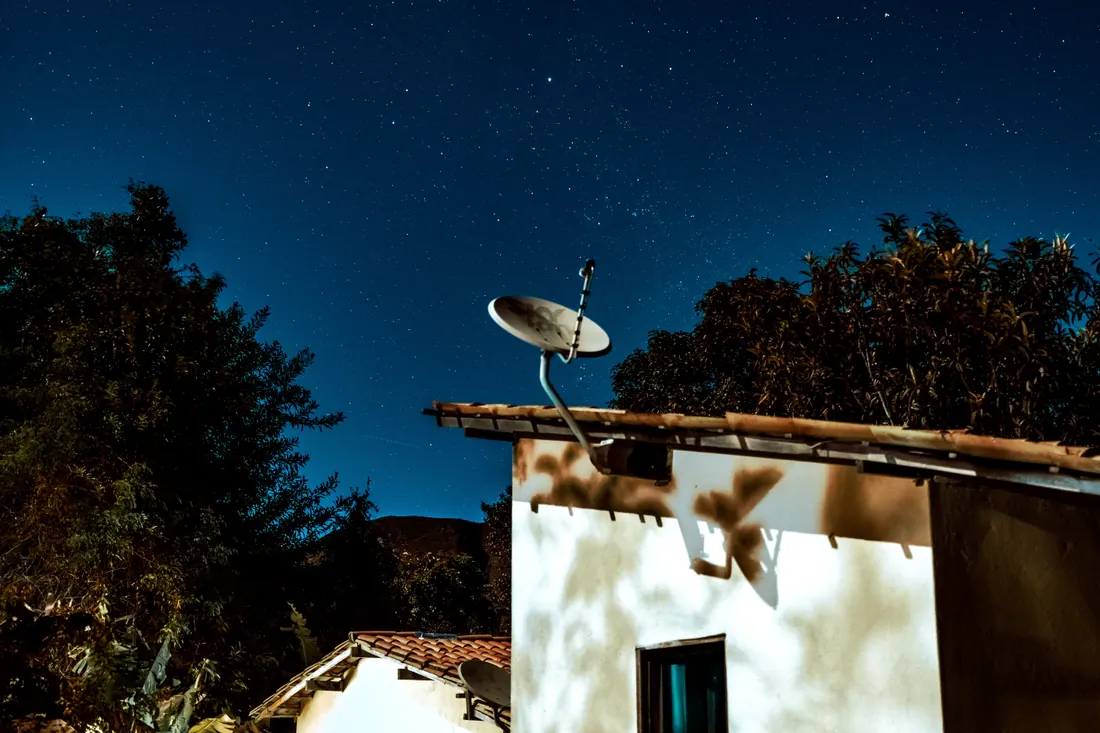 Antena parabólica de internet por satélite instalada en el tejado de una vivienda rural