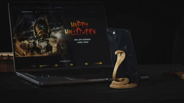 Móvil de lujo personalizado con acabados dorados sobre fondo oscuro