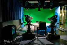 Estudio de televisión con cámaras frente a un croma verde