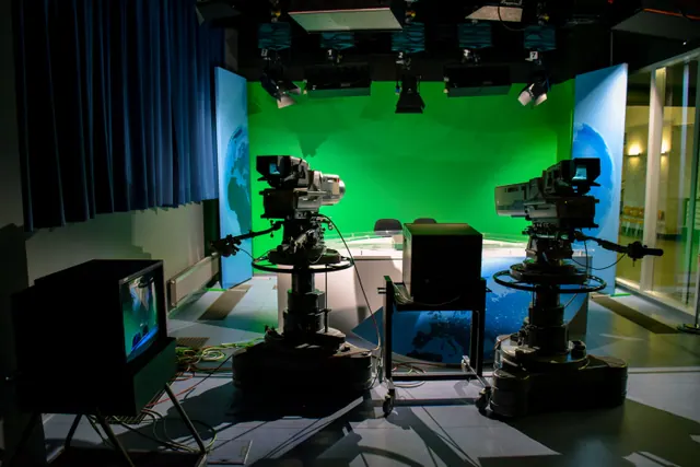 Estudio de televisión con cámaras frente a un croma verde