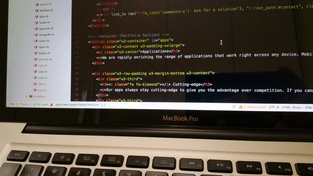 Portátil mostrando una interfaz de mosaicos al estilo de Windows 8
