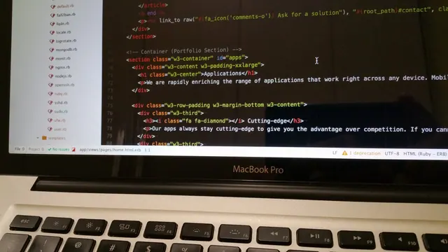 Portátil mostrando una interfaz de mosaicos al estilo de Windows 8