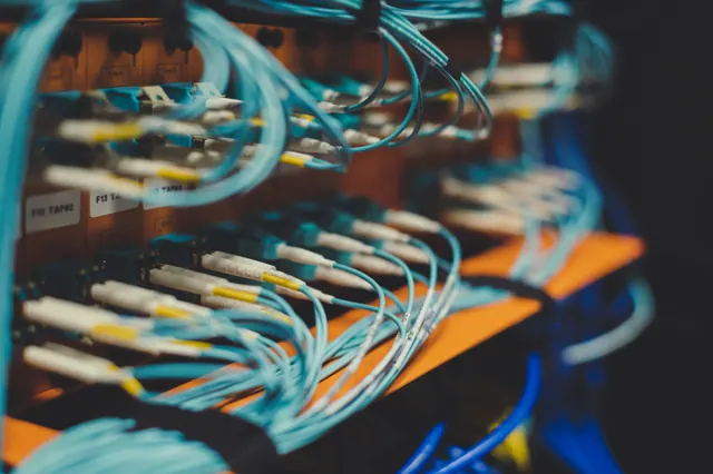 Router de fibra óptica doméstico con cables Ethernet conectados